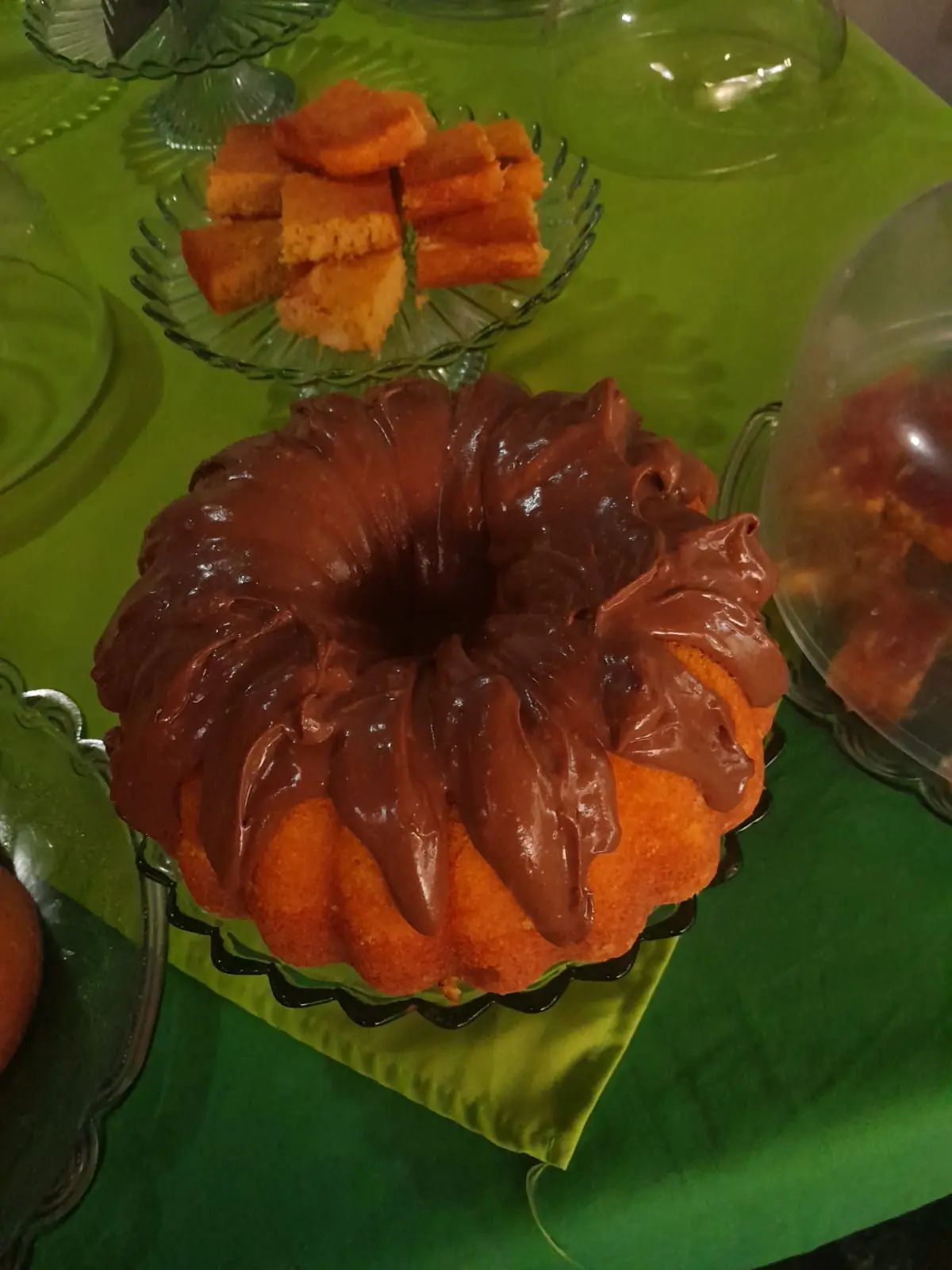 Bolo caseiro com cobertura de chocolate