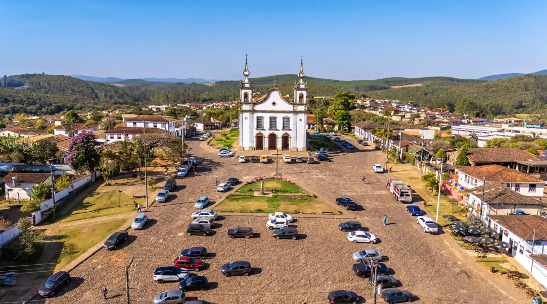 Vista aérea da Igreja Matriz e do centro histórico de Catas Altas