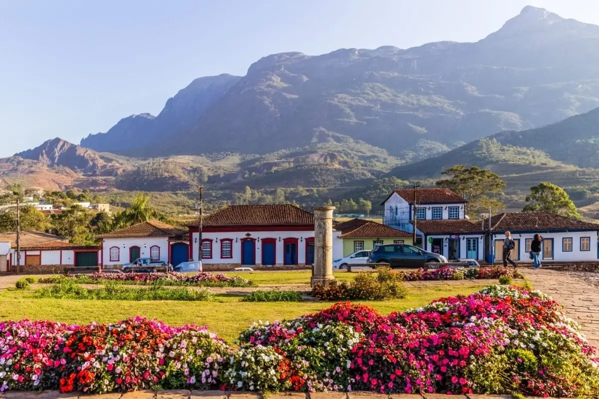 Praça de Catas Altas com casario colonial e a Serra do Caraça ao fundo