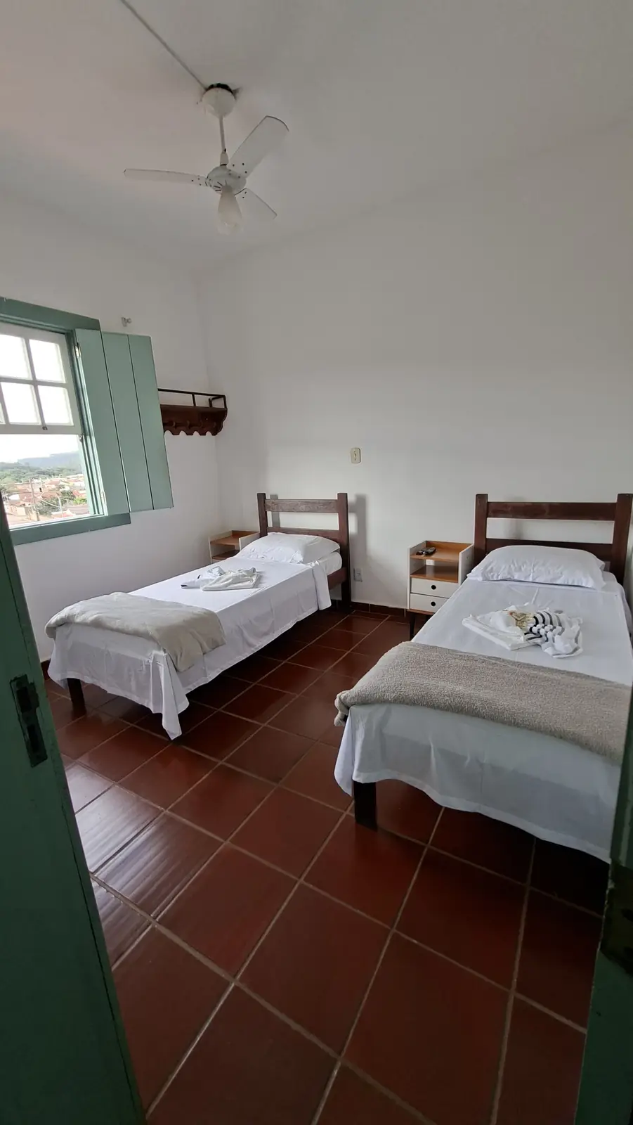 Acomodação com duas camas de solteiro e ventilador de teto